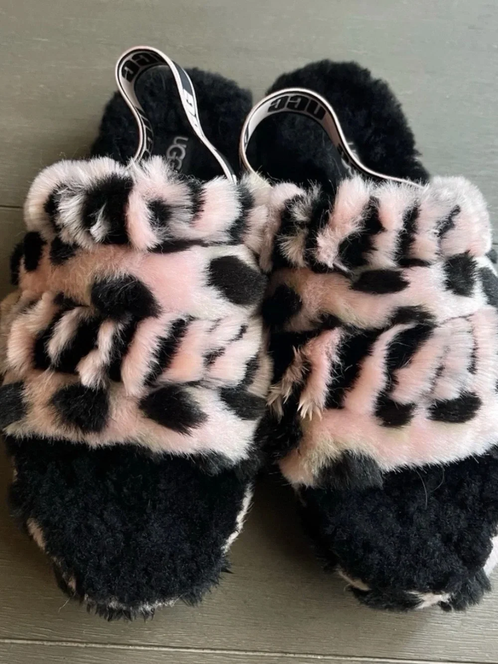 UGG FLUFF YEAH Pink/ Black SLIDE SLIPPERS Girls SIZE 4